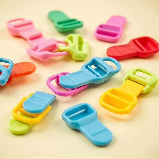 Farbenfrohe Hardware für Kindertaschen